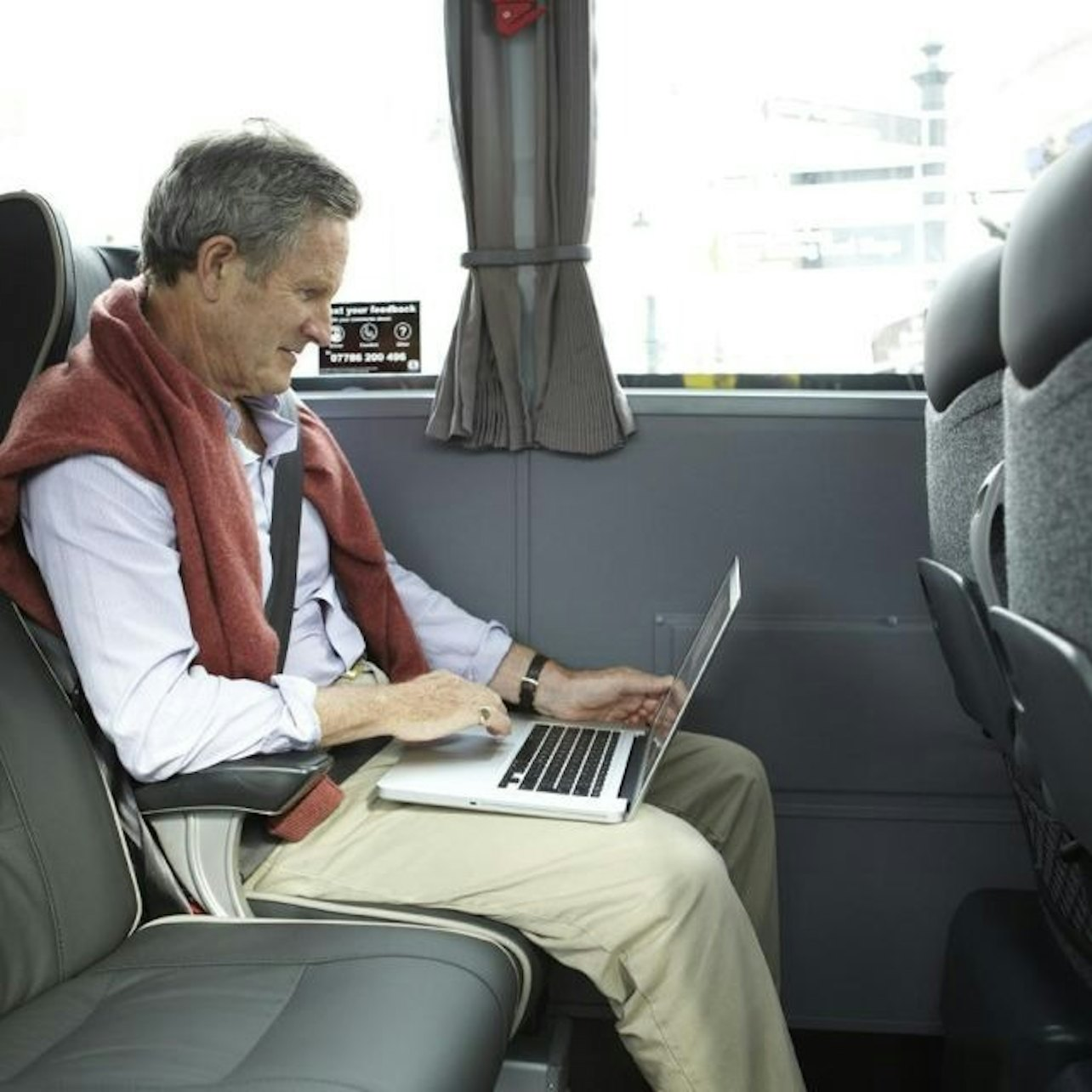 London: Bus Transfer To/From Luton Airport and London Victoria - Photo 1 of 3